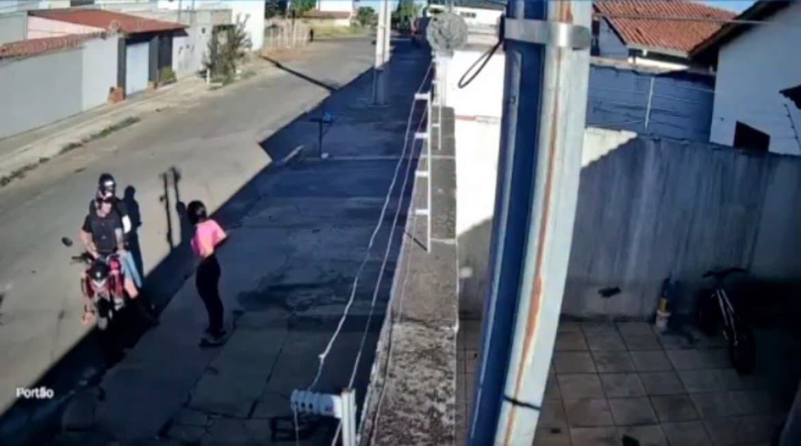 Bandido com braço quebrado assalta mulher em Trindade: “me dá o celular”