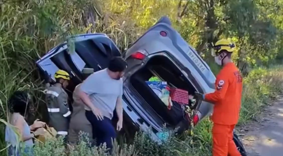 Óleo na pista faz carro capotar em Inhumas; bombeiros socorrem as vítimas