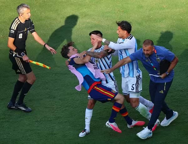 Argentinos apelam para a pancadaria e final da Copa termina em baixaria