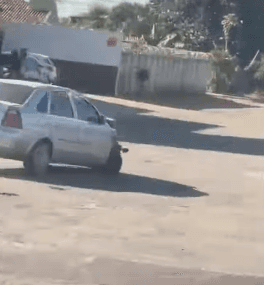 Carro caindo aos pedaços cruza rodovia sem pneu após provocar acidente em Trindade
