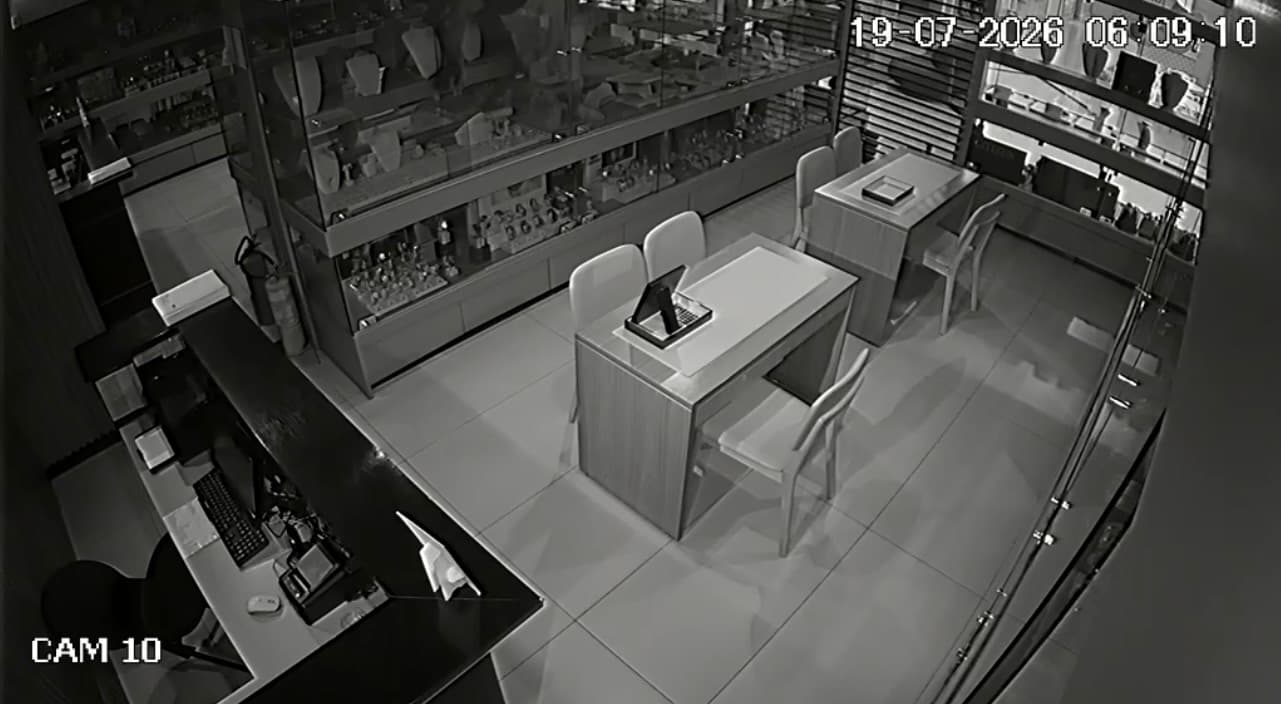 Ladrões são flagrados entrando pelo forro de joalheria em shopping de Goiânia; prejuízo de R$ 400 mil