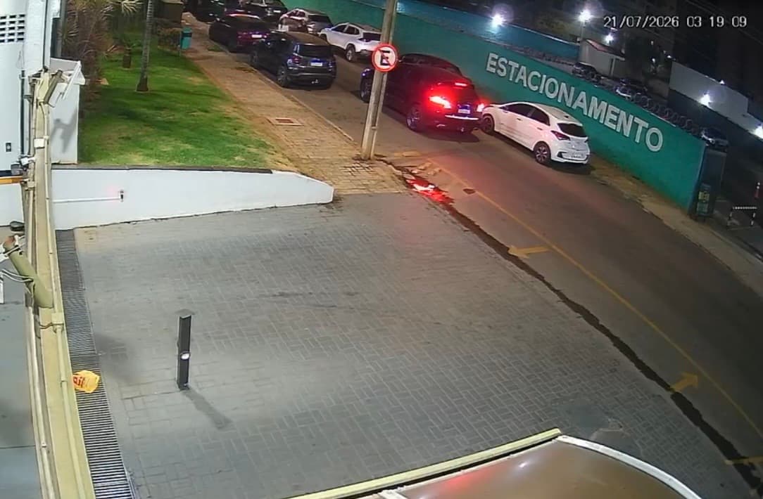 Motorista de Porsche agride coletores de lixo após se irritar com trânsito no Setor Bueno