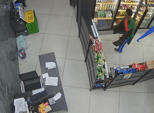 'Peba' invade supermercado com saco de lixo e 'faz a feira' em Guapó