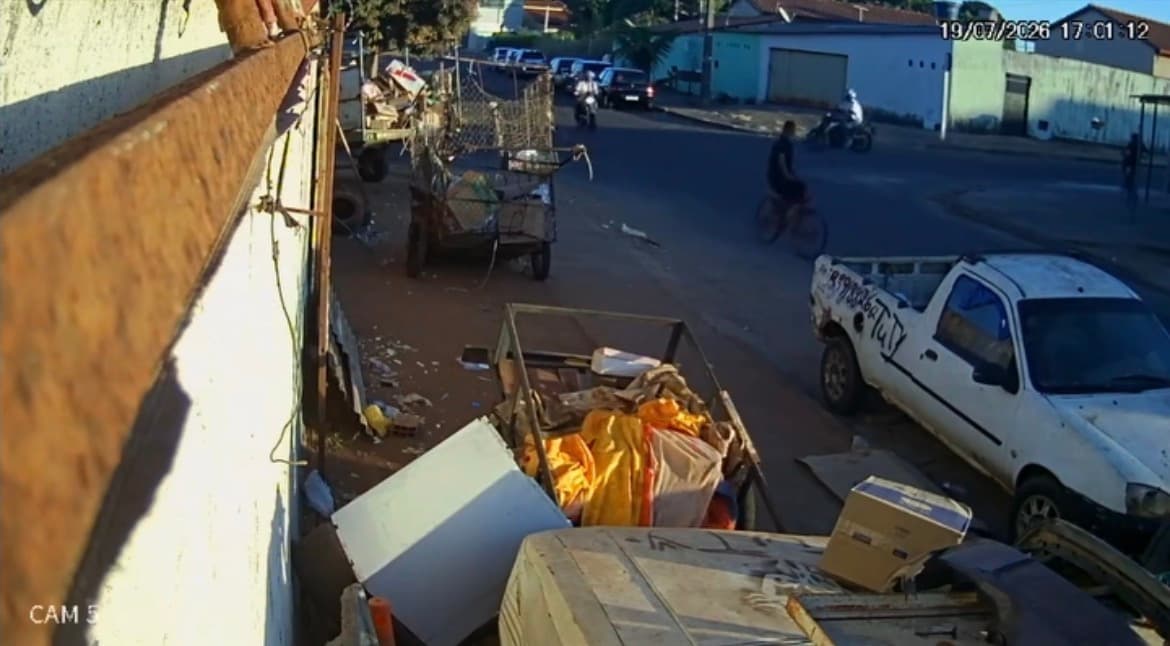 Vídeo flagra batida violenta entre duas motos em cruzamento de Aparecida de Goiânia