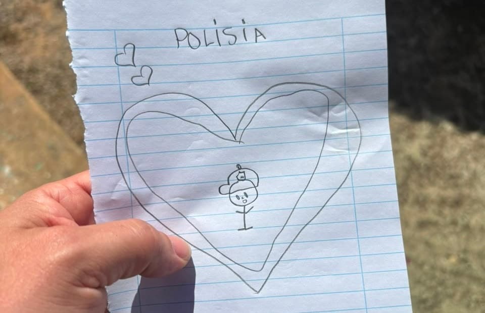 Criança homenageia policiais com desenho após prisão de vizinho por violência doméstica