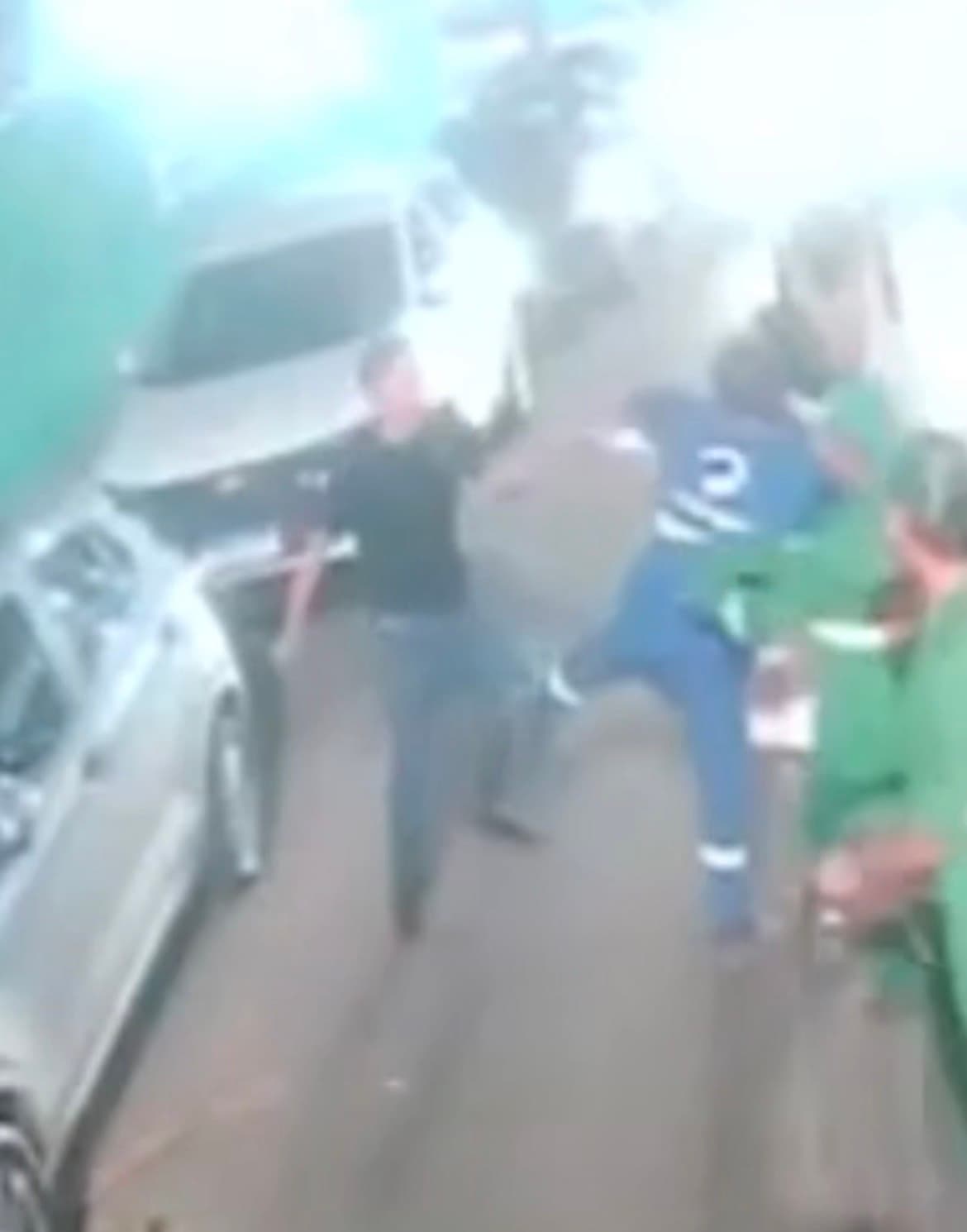 Mulher subiu em caminhão enquanto lixo era compactado; motorista apanhou ao evitar tragédia