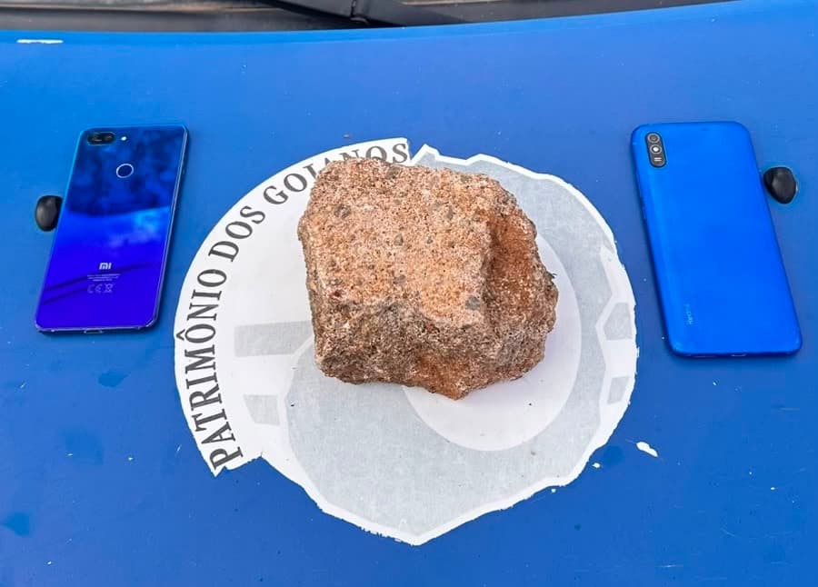 Casal agride motorista de app a pedradas, esquece celular no carro e é preso em Aparecida