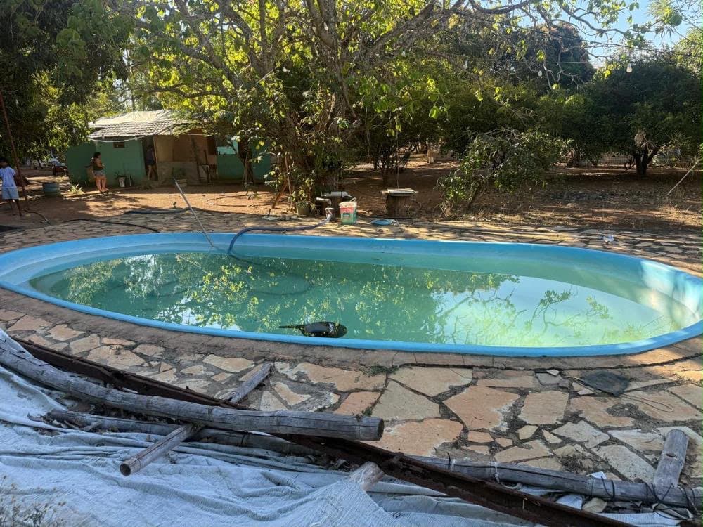 Menino de 2 anos morre após se afogar em piscina de chácara