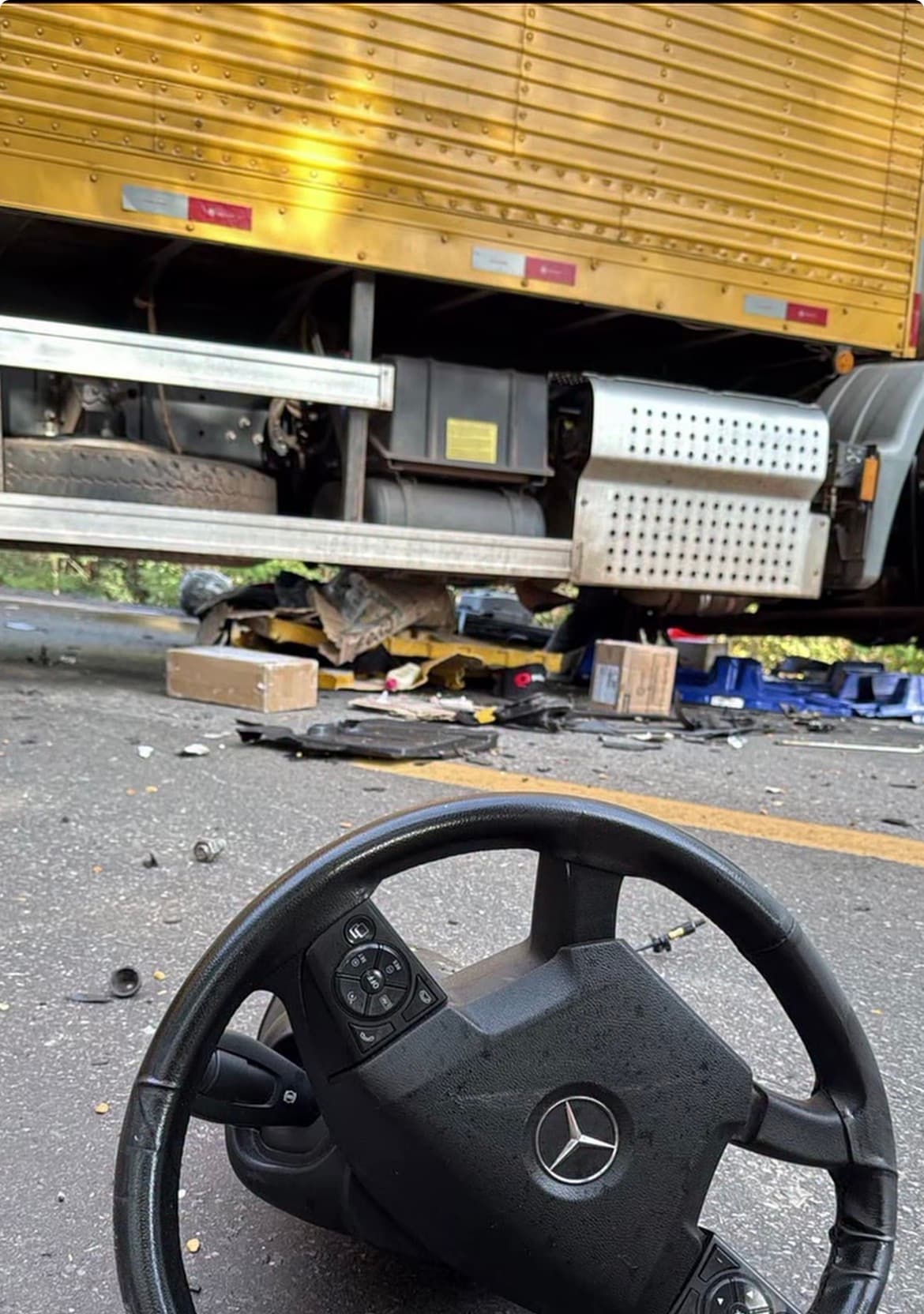 Caminhão do Sedex bate de frente com carreta em acidente gravíssimo na BR-153, em Mara Rosa (GO)