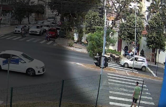 Casal em moto “voa” após carro não parar no sinal