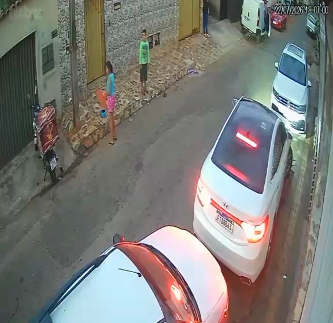 Criança esquece celular na rua ao soltar pipa, mulheres levam aparelho e família fica revoltada
