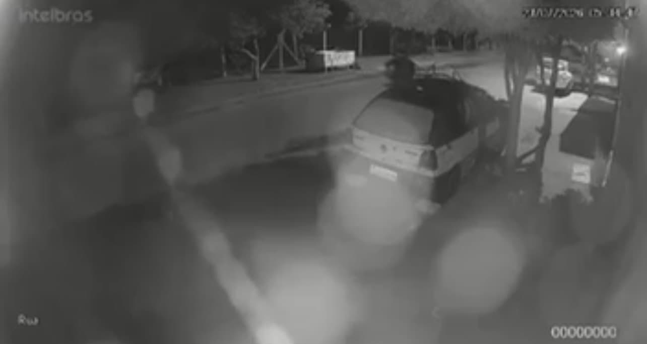 Homem quebra vidros de carros estacionados e destrói placas