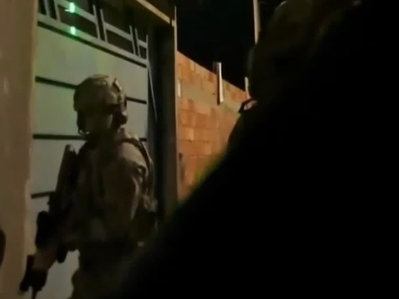 Vídeo mostra momento em que polícia arromba portão e prende líder de facção em megaoperação