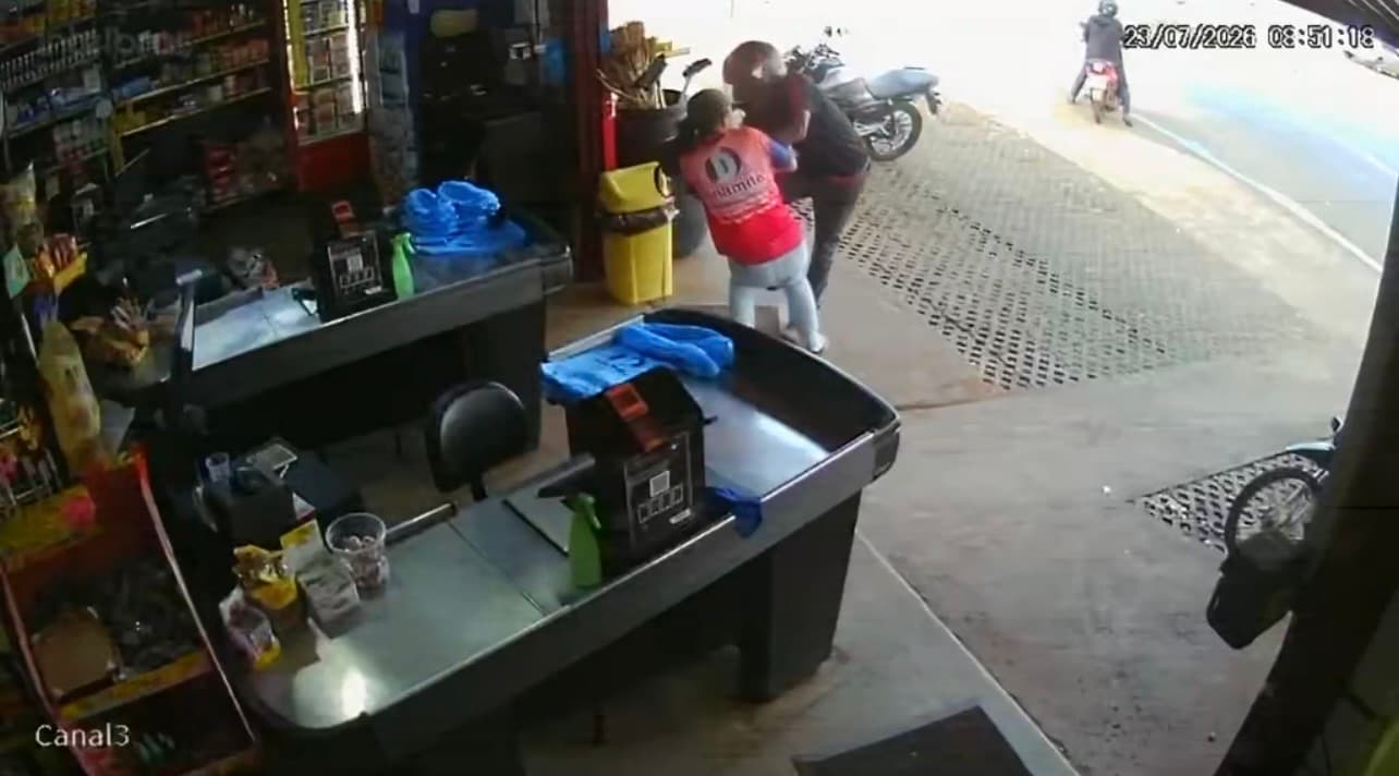Funcionária de supermercado luta com ladrão durante tentativa de roubo