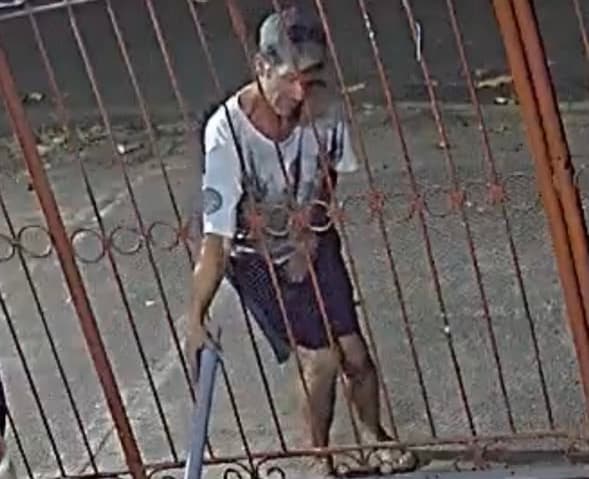 Homem usa pedaço de madeira para 'pescar' e pegar encomenda na porta de casa
