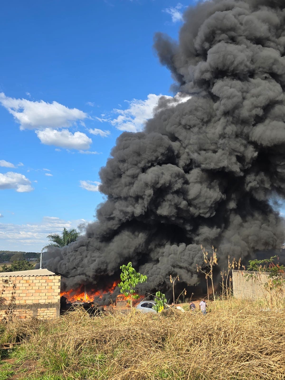 “Fogo atingiu a rede elétrica de alta tensão”, afirma bombeiro sobre incêndio em lote baldio em Goiânia