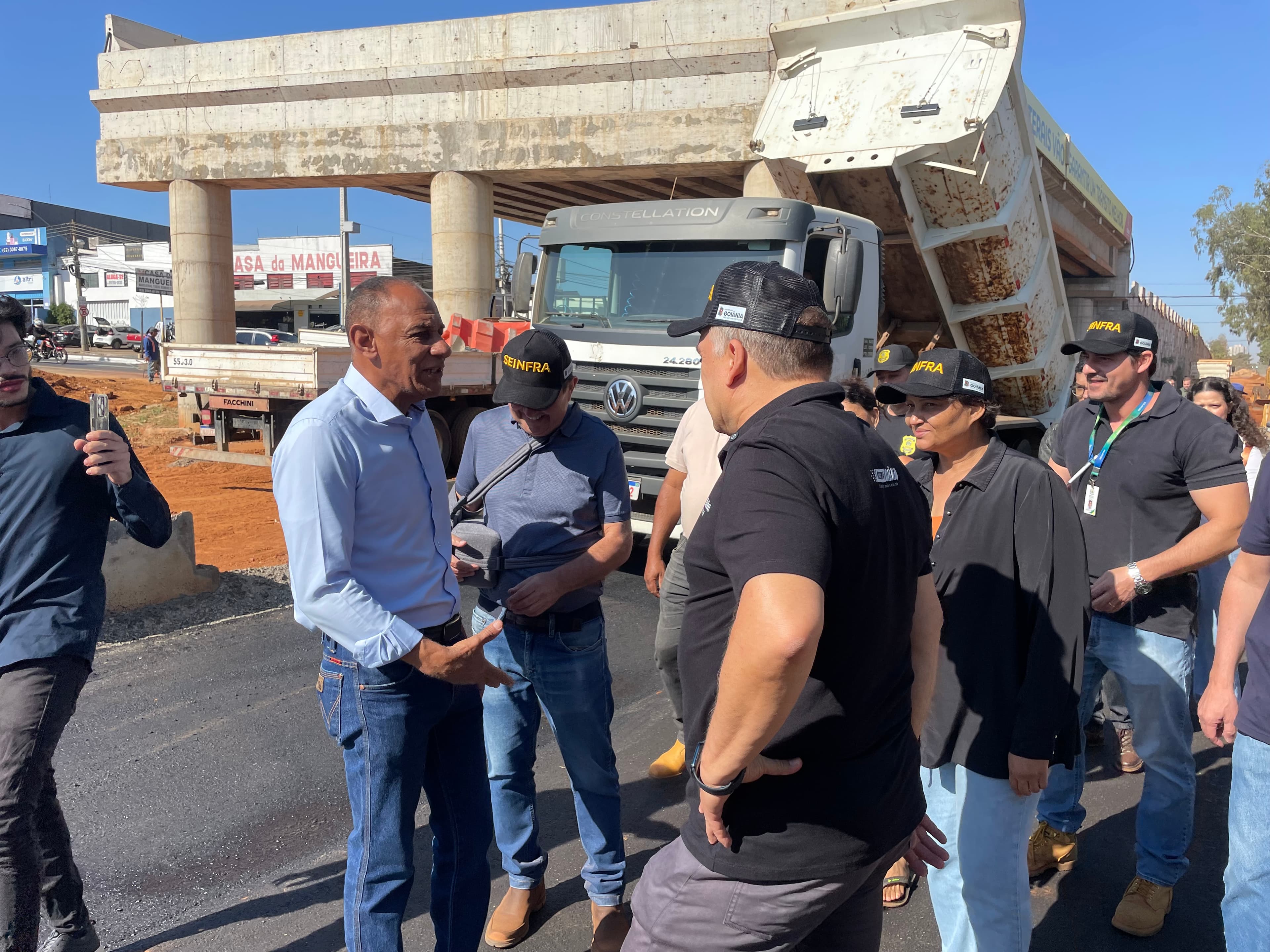 Sandro Mabel vistoria obras da Leste-Oeste, descarta demolição de viaduto e promete vias laterais em 10 dias
