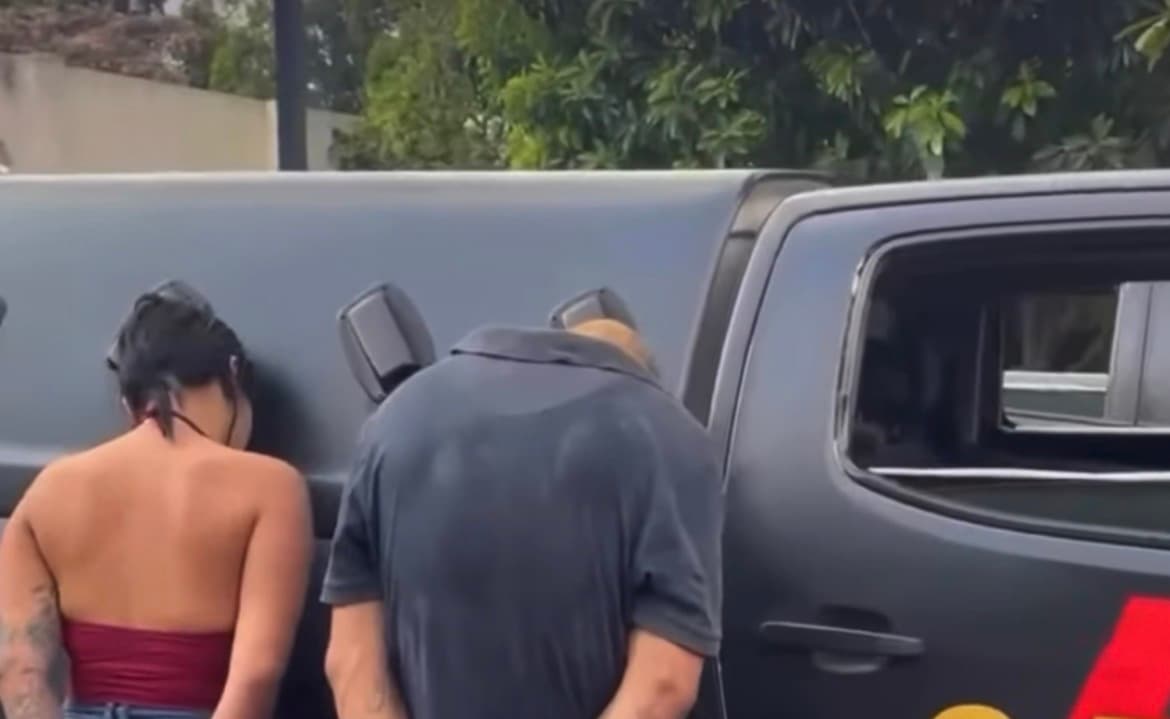 Mulher tem corpo carbonizado após facada no pescoço; preso afirma que ex ciumenta atacou atual