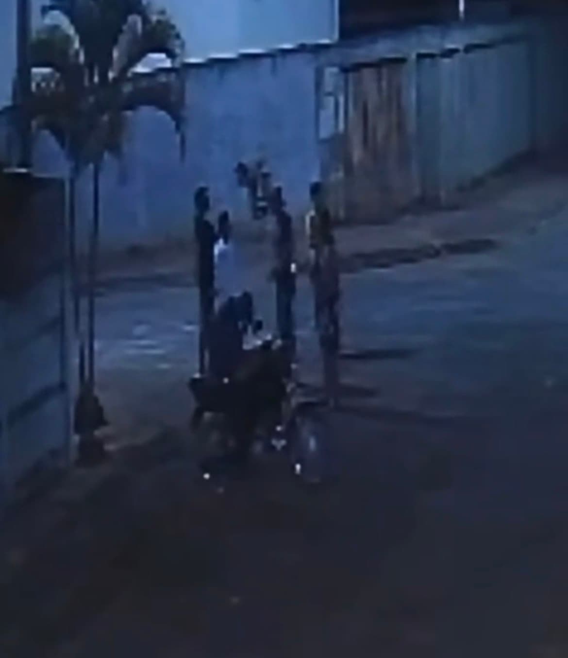 Motoqueiro aproxima e mata jovem no meio da rua em Piracanjuba; moradores alteram cena do crime