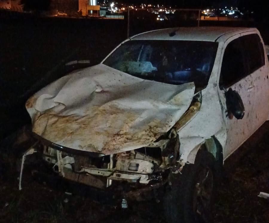 Hilux perde o controle, rompe alambrado e capota dentro de campo de futebol