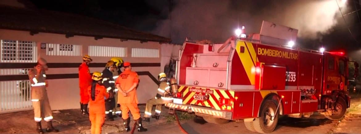 Moradores são resgatados às pressas após casa ser tomada por incêndio durante a madrugada em Aparecida