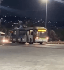 Jovens são flagrados “surfando” em ônibus do Eixo Anhanguera em Goiânia