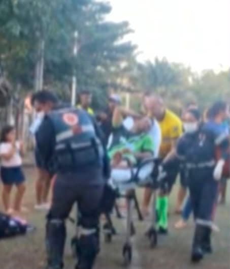 Partida de futebol termina em tragédia após jogador levar chute no rosto e convulsionar em campo