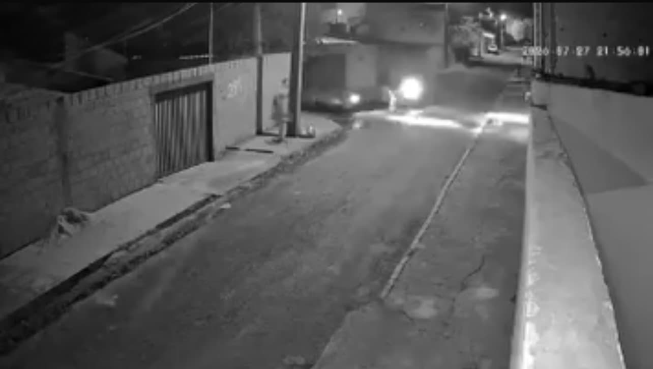 Criminosos invadem casa e atiram contra jovens trancados em quarto