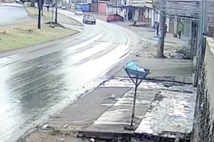 Motorista perde controle de carro, invade distribuidora e mata cliente