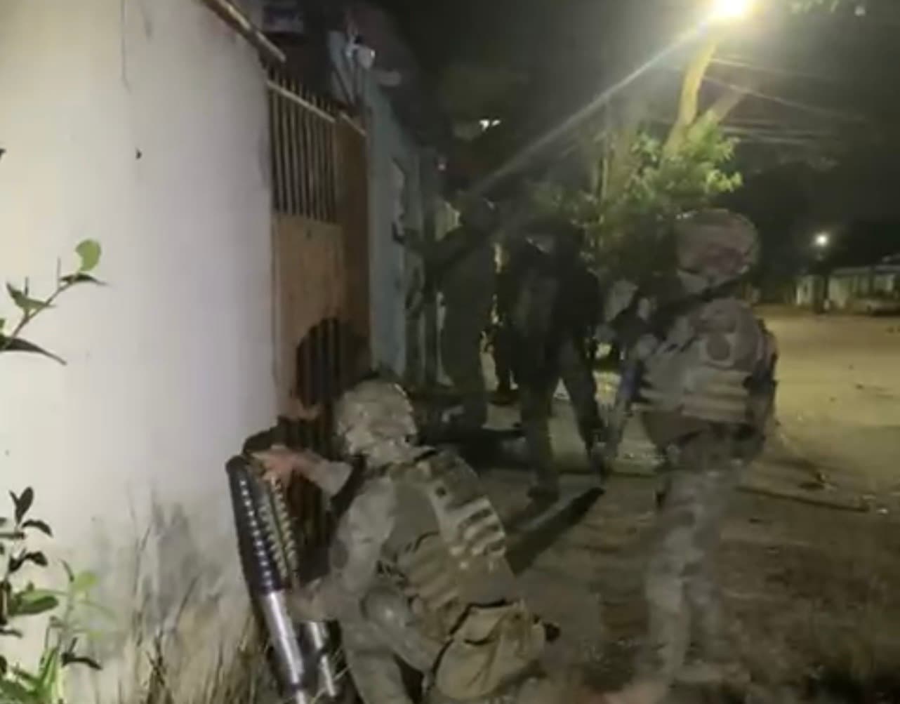 Polícia tenta arrombar portão, mulher abre a porta e líder de organizada é preso
