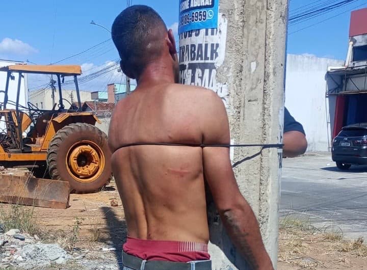 Homem é amarrado a poste e espancado após furtar celulares com comparsa