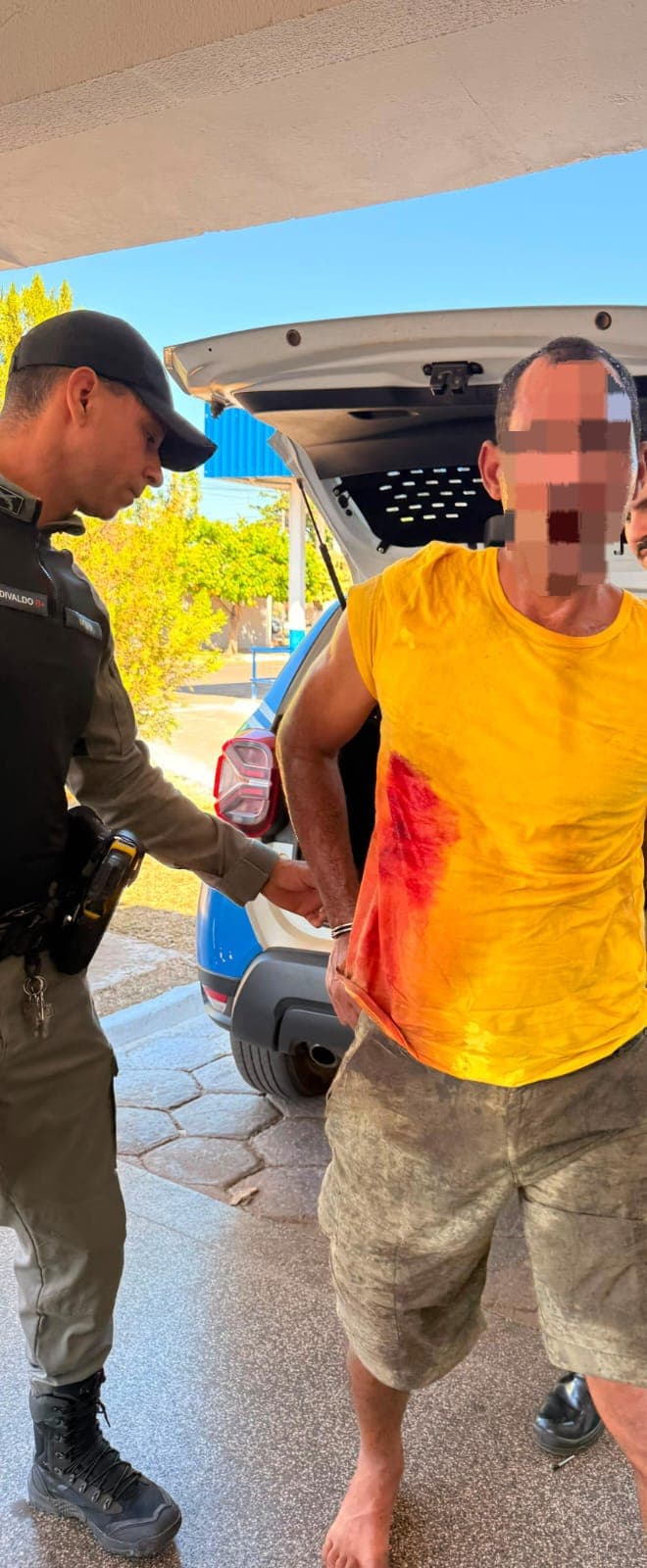 Homem espanca idoso no meio da rua, resiste à abordagem e agride policiais; veja vídeo