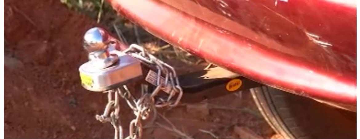 Carretinha se solta de carro, invade ponto de ônibus e esmaga criança em Luziânia