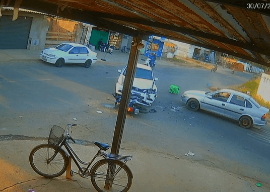 Entregador 'gira no ar' após batida violenta em Aparecida de Goiânia