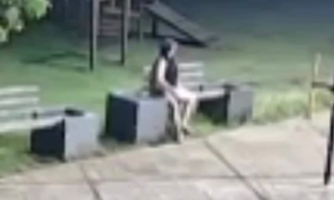 Homem tira a roupa perto de parquinho infantil em Goiânia
