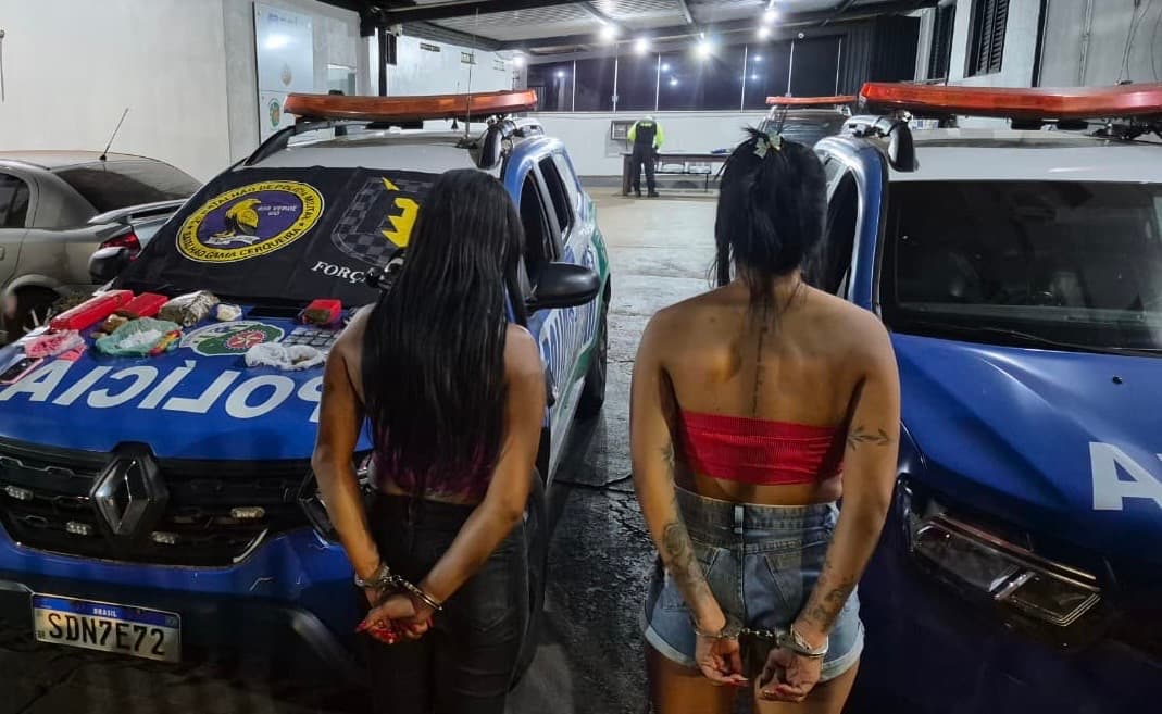 Duas mulheres tentam fugir da PM, mas são presas em casa com drogas