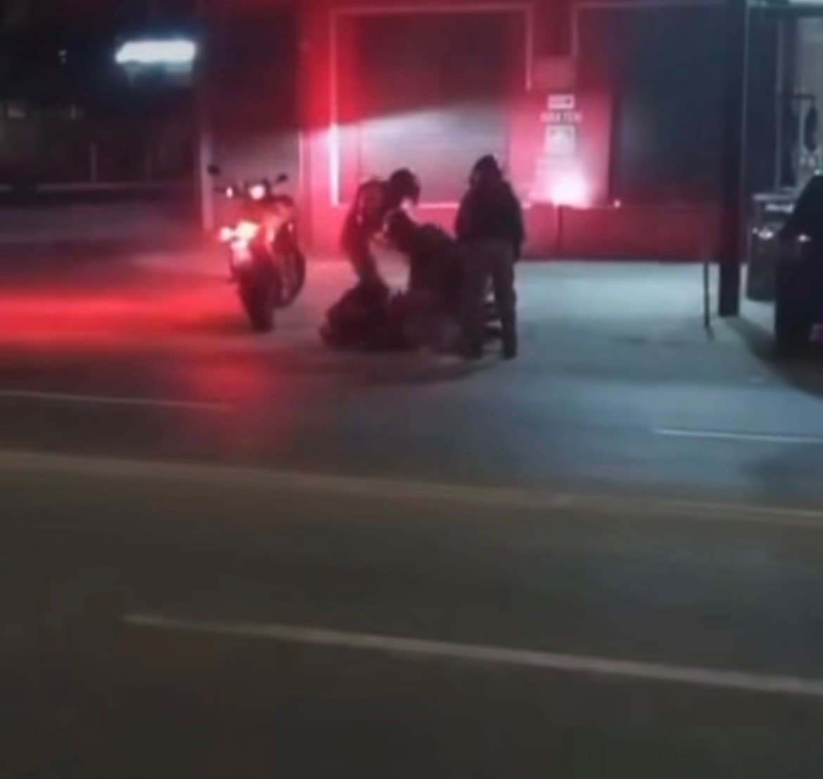 Motociclista tenta furar blitz em Aparecida e acaba cercado pela PM