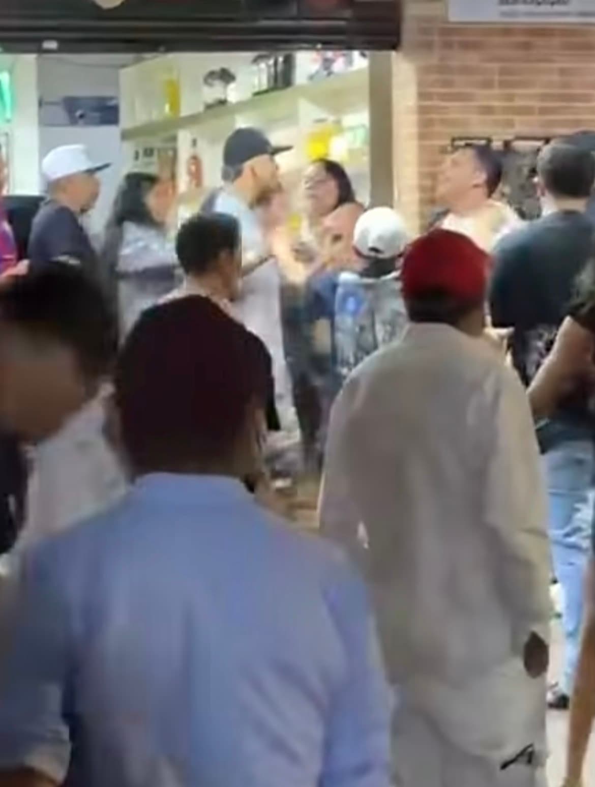 Pancadaria em frente a distribuidora assusta moradores no Parque Atheneu