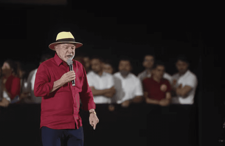 Lula se lança à reeleição, projeta ir além do Bolsa Família e promete briga por emendas