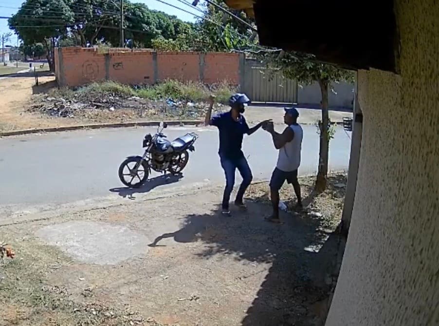 Motociclista é preso por roubar idoso na rua; celular escondido na mata
