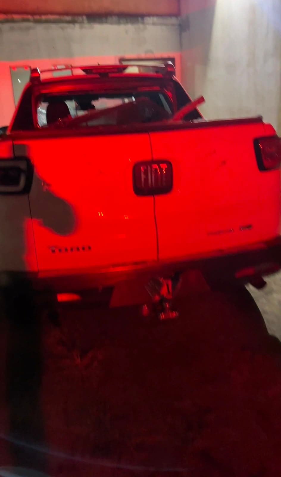 Gangue de entregadores derruba portão, destrói carro e espanca homem em Anápolis