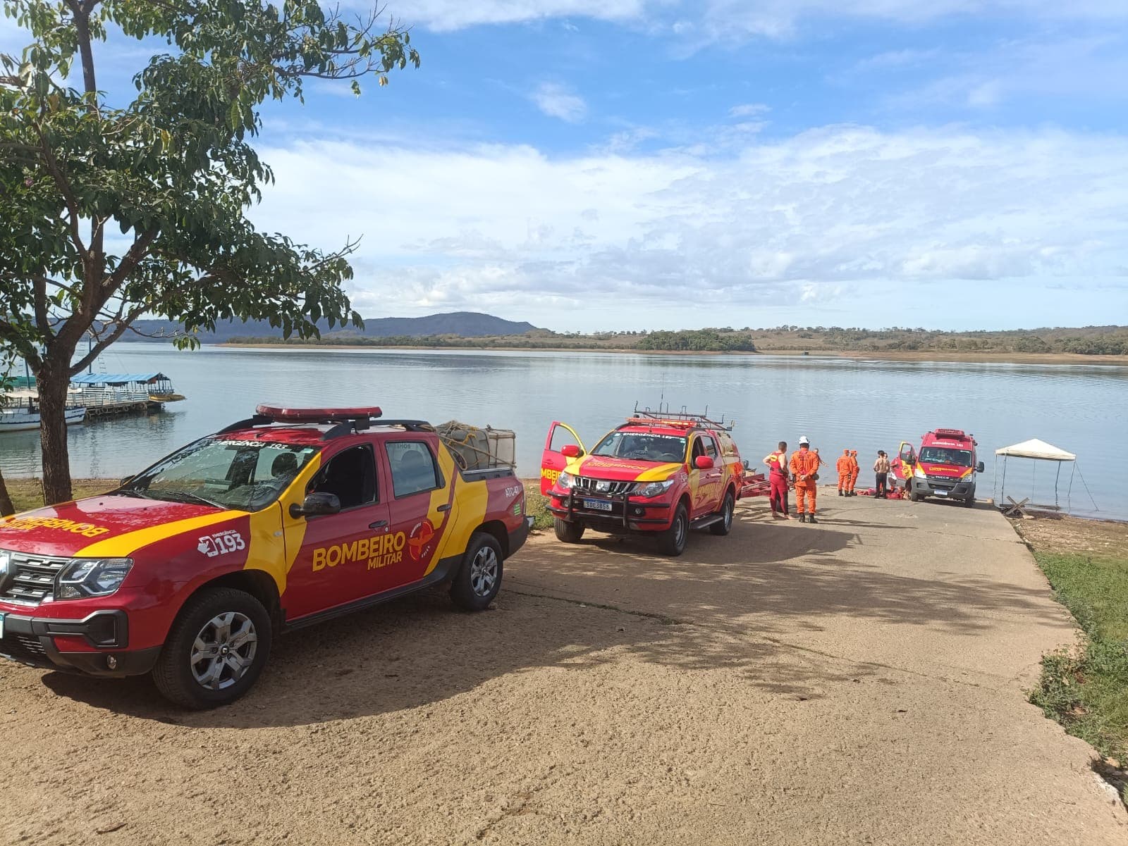 Avião cai e afunda no Lago Corumbá; bombeiros resgatam dois ocupantes com vida