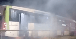 Ônibus do transporte coletivo pega fogo no Terminal Padre Pelágio e assusta passageiros no início da manhã em Goiânia