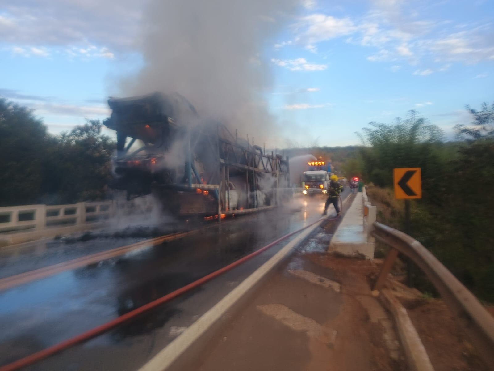 Carreta-cegonha carregada com nove carros elétricos pega fogo e fica destruída