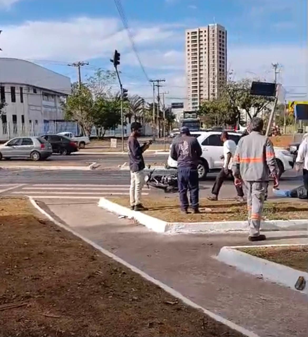 Veículo desgovernado atinge três carros e atropela motociclista na Avenida Perimetral Norte