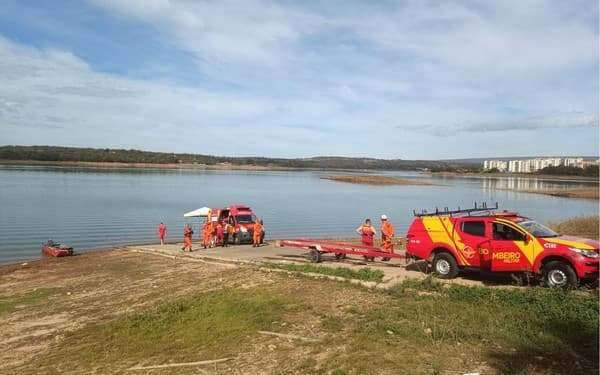 Bombeiros iniciam içamento de avião que caiu no Lago Corumbá; vítimas de 25 e 33 anos sobreviveram