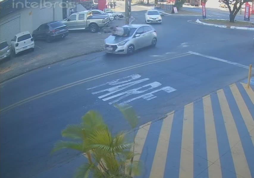 Delegado aposentado e idoso são arremessados por carro durante atropelamento