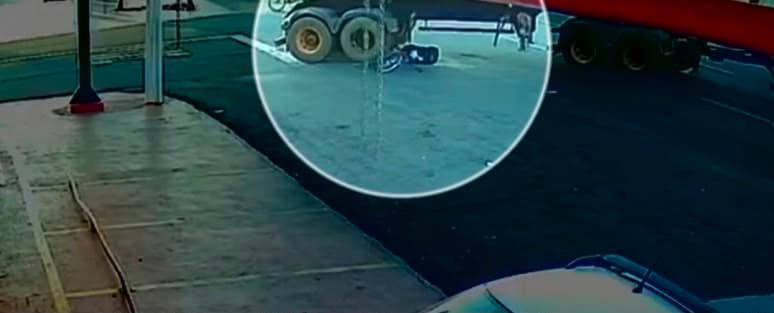 Menino é arrastado para debaixo de carreta e motorista descobre acidente horas depois