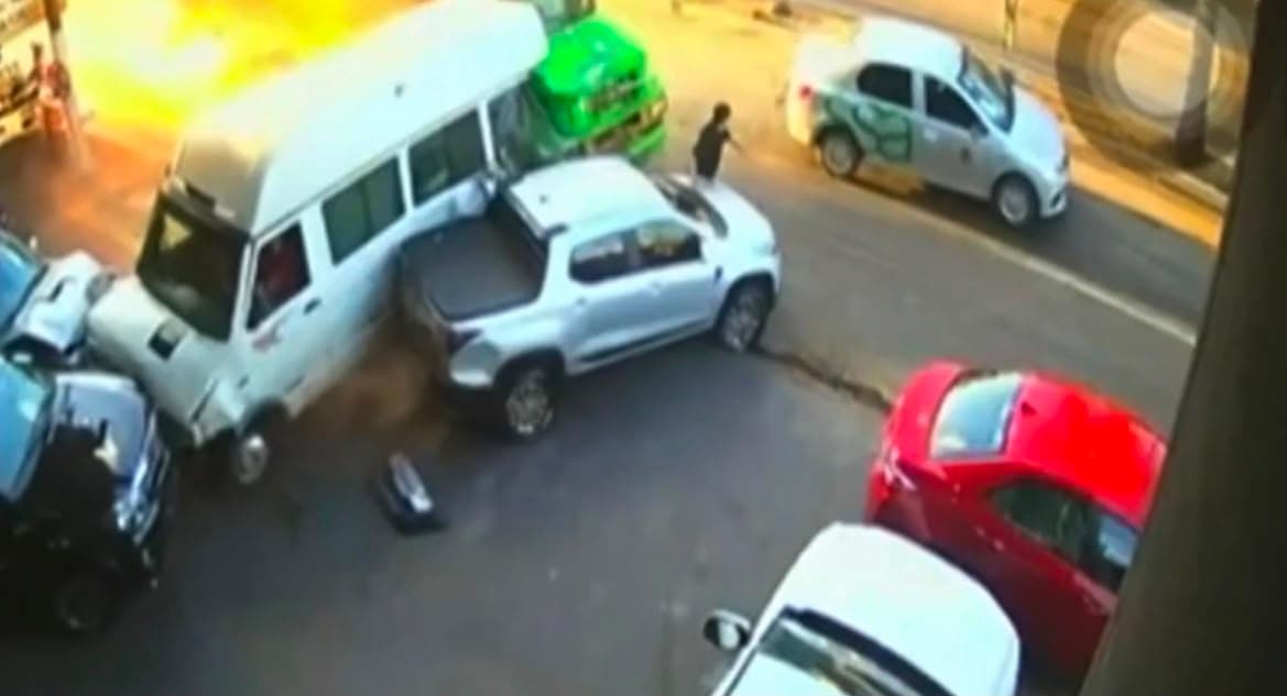 Caminhão sem freio arrebenta corda de reboque e quase esmaga pedestre em Itaberaí
