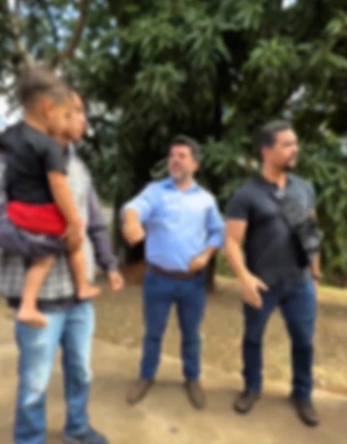 Servidor temporário da Polícia Penal saca arma para pai com criança no colo na frente do prefeito de Anápolis
